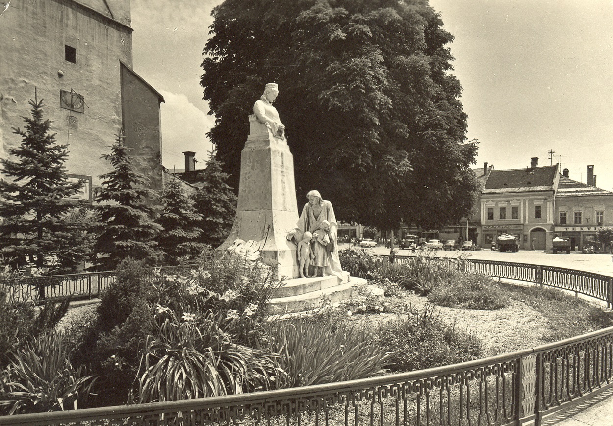 02 Mramorov pomnk Frantiky Andrssyovej pred mestskou veou 1968