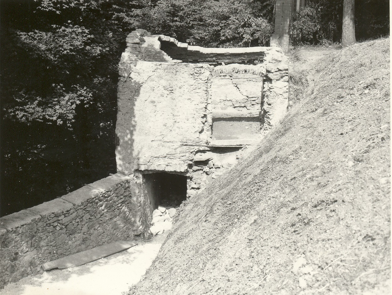 03 Pozostatky po husitskej pevnosti na roavskom cintorne 1970